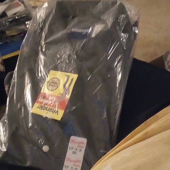 NWT - Wrangler Black Men's Cowboy Cut Long Sleeve Shirt - Size 17 1/2 (35) - Picture 3 of 4
